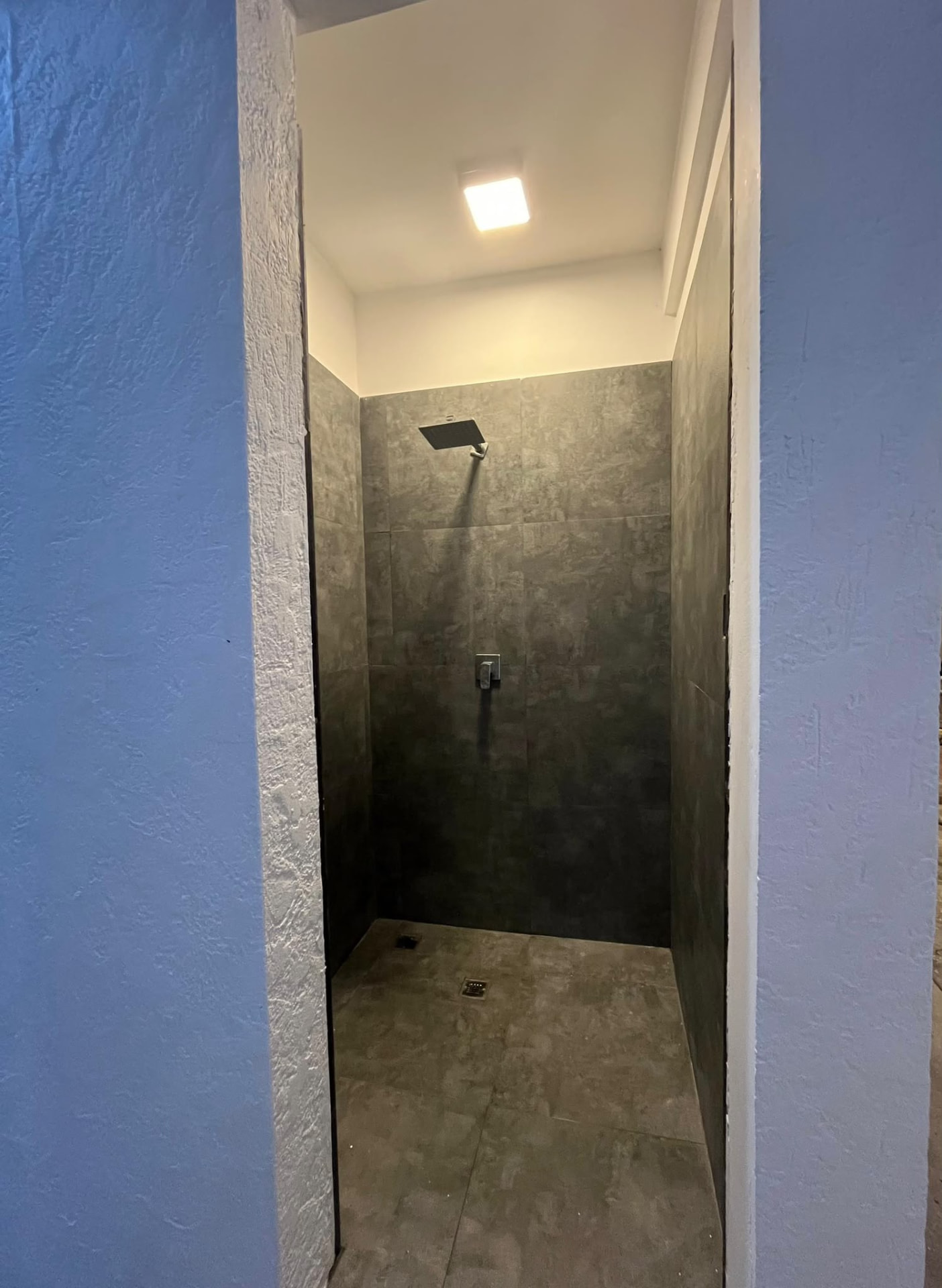 Ducha con acabados de piedra