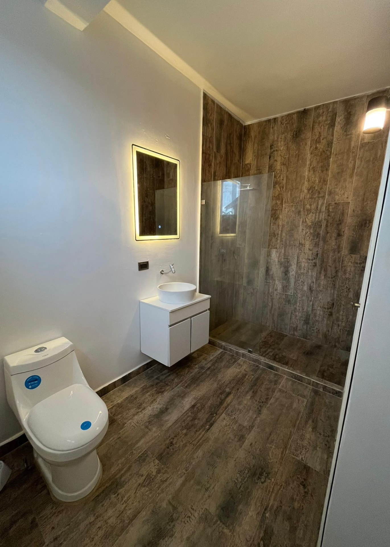 Baño moderno con ducha y espejo con luz