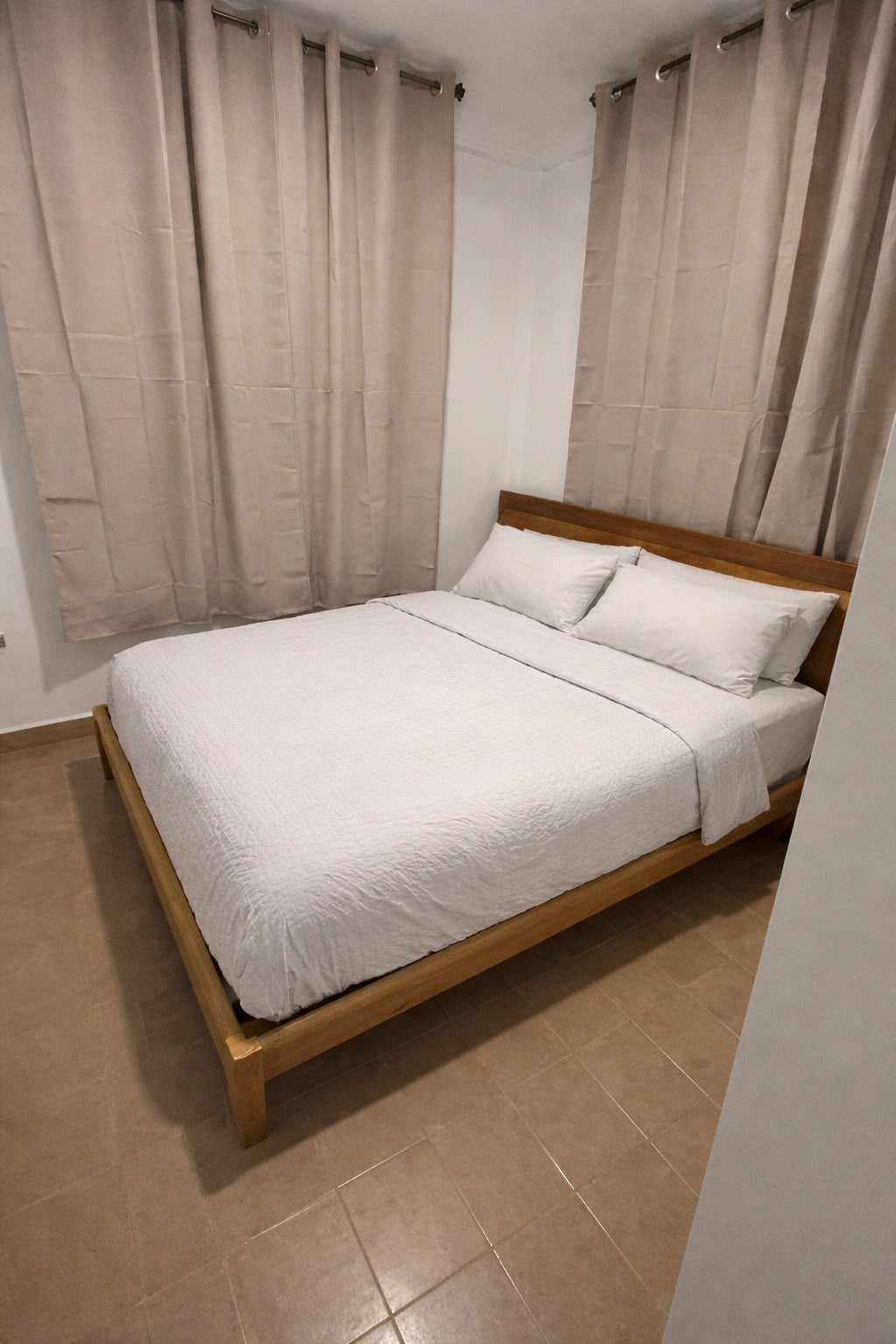Habitación con cama matrimonial de madera