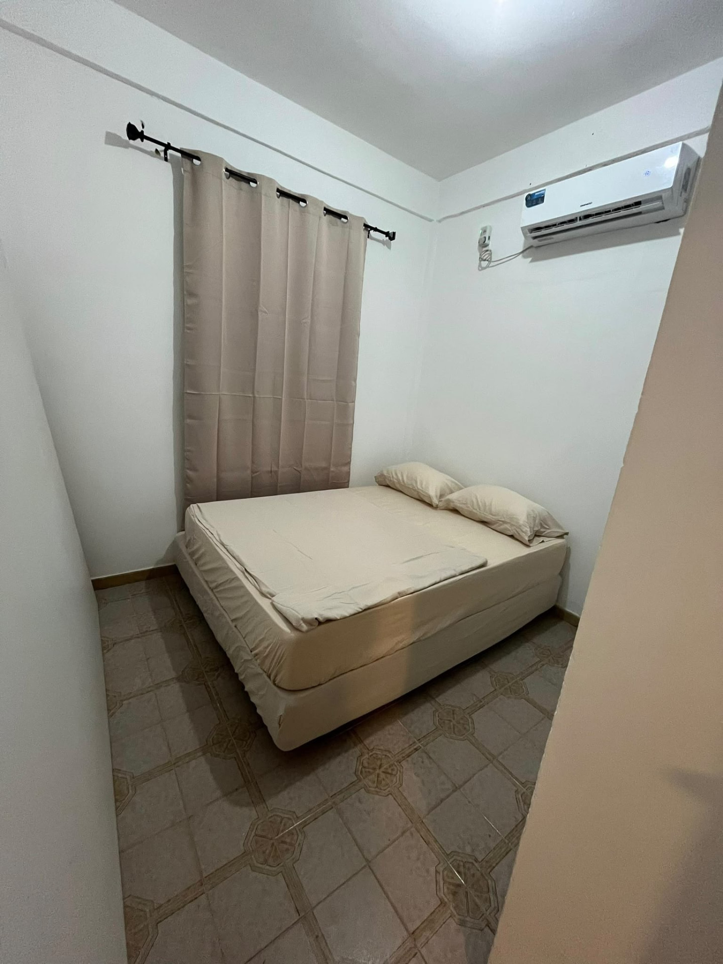 Habitación con cama doble y aire acondicionado